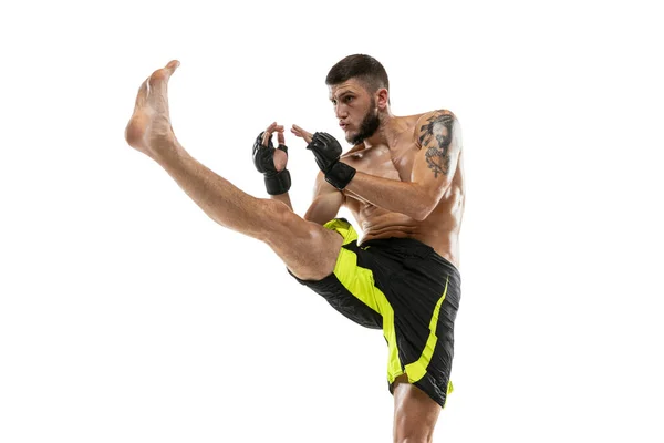 Boxeador profesional masculino MMA en movimiento aislado sobre fondo blanco del estudio. Ajuste muscular caucásico atleta lucha. — Foto de Stock