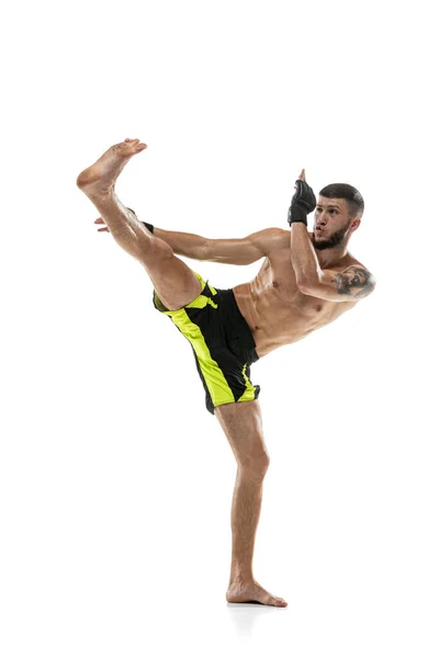 Boxeador profesional masculino MMA en movimiento aislado sobre fondo blanco del estudio. Ajuste muscular caucásico atleta lucha. — Foto de Stock