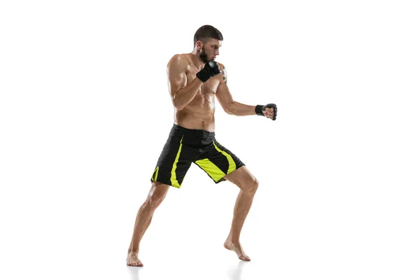 Boxeador profesional masculino MMA en movimiento aislado sobre fondo blanco del estudio. Ajuste muscular caucásico atleta lucha. — Foto de Stock