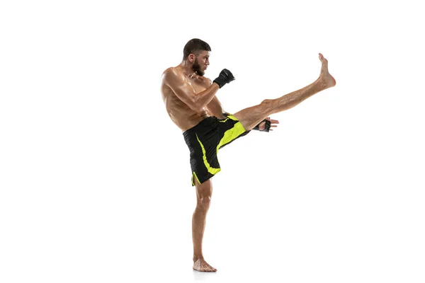 Boxeador profesional masculino MMA en movimiento aislado sobre fondo blanco del estudio. Ajuste muscular caucásico atleta lucha. — Foto de Stock