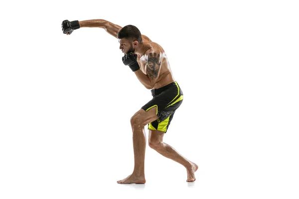 Boxeador profesional masculino MMA en movimiento aislado sobre fondo blanco del estudio. Ajuste muscular caucásico atleta lucha. — Foto de Stock