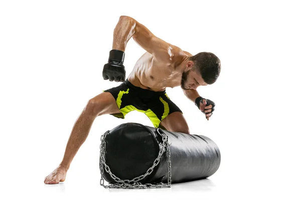 MMA. Entrenamiento profesional de boxeador tailandés masculino aislado sobre fondo de estudio blanco. Ajuste muscular caucásico atleta lucha. — Foto de Stock