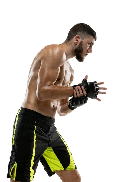 Vista lateral. Retrato de cerca del atleta caucásico, boxeador profesional masculino MMA aislado sobre fondo blanco del estudio. Concepto de deporte, competencia y emociones humanas. — Foto de Stock