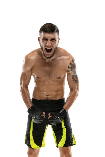 Retrato de cerca del atleta caucásico, boxeador profesional masculino MMA aislado sobre fondo blanco del estudio. Concepto de deporte, competencia y emociones humanas. — Foto de Stock
