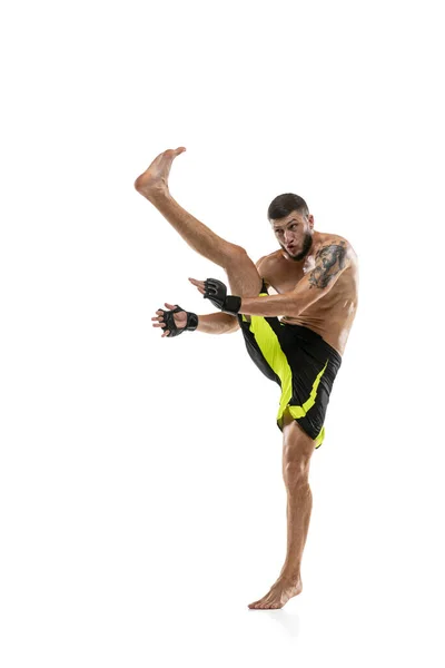 Boxeador profesional masculino MMA en movimiento aislado sobre fondo blanco del estudio. Ajuste muscular caucásico atleta lucha. — Foto de Stock