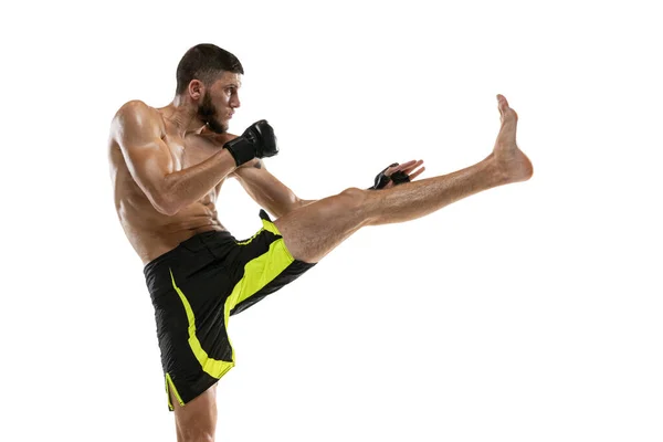 Boxeador profesional masculino MMA en movimiento aislado sobre fondo blanco del estudio. Ajuste muscular caucásico atleta lucha. — Foto de Stock