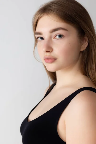Close-up krásná rozkošná mladá dívka v černé spodní prádlo představovat izolované přes šedé pozadí studia. Přírodní krása, lázně, kosmetika a estetická kosmetika. — Stock fotografie