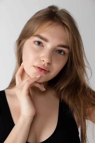 Close-up bela menina adorável em lingerie preta posando isolado sobre fundo estúdio cinza. Beleza natural, spa, cosméticos e conceito de cosmetologia estética. — Fotografia de Stock