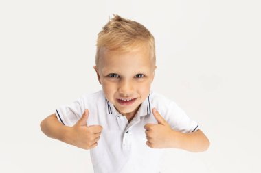 Beyaz stüdyo arka planında izole edilmiş beyaz anaokulu çocuğunun yakın plan portresi. Reklam için kopyalama alanı. Çocukluk, eğitim, duygu konsepti