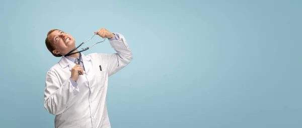 Porträt einer Ärztin, Therapeutin oder medizinischen Beraterin mit Stethoskop bei der Arbeit. Lustige Meme-Emotionen. Gesundheits-, Pflege- und Humorkonzept — Stockfoto