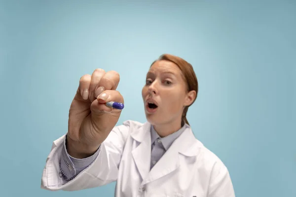 Nahaufnahme Porträt des Arztes, Therapeuten oder medizinischen Beraters bei der Arbeit. Lustige Meme-Emotionen. Gesundheits-, Pflege- und Humorkonzept — Stockfoto