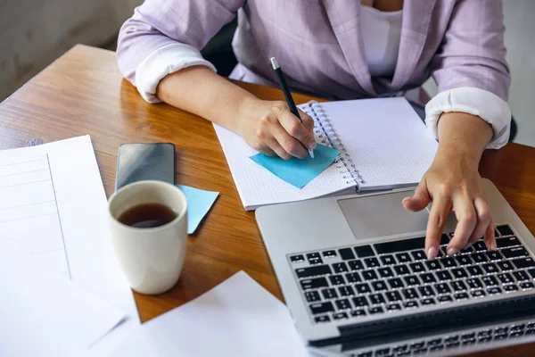 Ung kvinna, chef på kontoret. Med laptop, moderna prylar. Fjärrarbete. Arbetsplats på företaget, hemma med PC, enheter. — Stockfoto