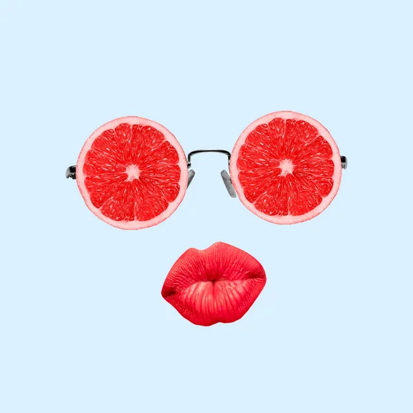 Κολάζ σύγχρονης τέχνης, μοντέρνος σχεδιασμός. Καλοκαιρινή διάθεση. Γυναικείο πρόσωπο με φέτες γκρέιπφρουτ γυαλιά και κόκκινα χείλη σε ανοιχτό φόντο. — Φωτογραφία Αρχείου