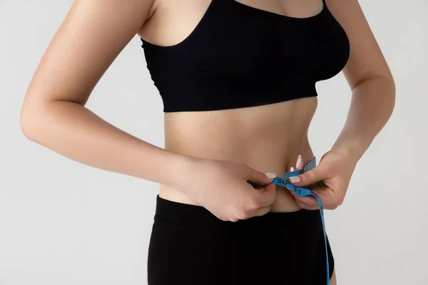 Imagen de recorte de mujer joven en lencería aislada sobre fondo gris estudio. Belleza, fitness, dieta, deportes, cirugía plástica y concepto de cosmetología estética. —  Fotos de Stock