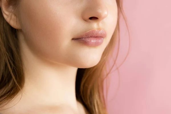 Close-up bella adorabile ragazza faccia isolata su sfondo studio rosa. Bellezza naturale, spa, cosmetici e cosmetologia estetica concetto. — Foto Stock