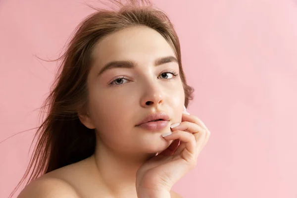 Primer plano hermosa adorable joven posando aislado sobre fondo de estudio rosa. Belleza natural, spa, cosmética y cosmetología estética. — Foto de Stock