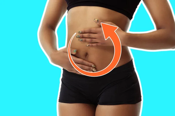 Weiblicher Körper, Bauch mit Zeichenpfeilen. Fettabbau, Fettabsaugung und Celluliteentfernung. Gutes und schnelles Stoffwechselproblem. — Stockfoto