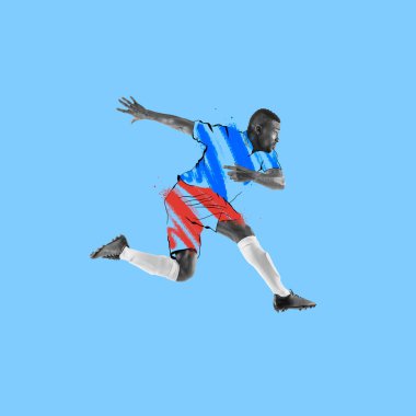 Genç bir adam, çizilmiş spor üniformalı futbolcu mavi arka planda izole edilmiş. Resim, resim. Spor, oyun, aksiyon ve modern sanat kavramı