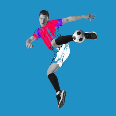 Genç bir adam, çizilmiş spor üniformalı futbolcu mavi arka planda izole edilmiş. Resim, resim. Spor, oyun, aksiyon ve modern sanat kavramı
