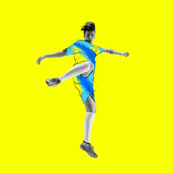 黄色の背景に隔離されたスポーツの制服を描いた若い男、サッカーのサッカー選手。イラスト、絵画。スポーツ、ゲーム、アクション、現代美術の概念 — ストック写真