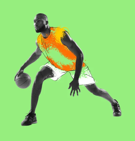 ジン・コラージュだ。緑の背景に隔離されたスポーツユニフォームを着た若い男、バスケットボール選手。イラスト、絵画。スポーツ、ゲーム、アクション、現代美術の概念 — ストック写真