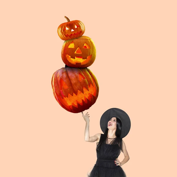 Kortárs művészeti kollázs. Gyönyörű mosolygó boszorkány kezében ijesztő, ijesztő Halloween tök elszigetelt pasztell háttér, az éjszaka a félelem. Nyaralás, ünnepi hagyományok koncepciója — Stock Fotó