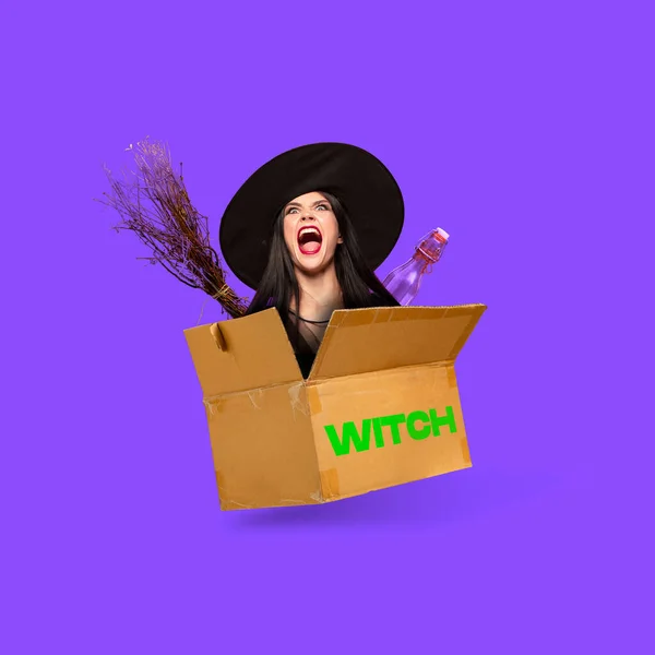 Noc strachu. Młoda kobieta, wiedźma krzycząca z kartonowego pudełka odizolowana na fioletowym tle. Kolaż sztuki współczesnej — Zdjęcie stockowe