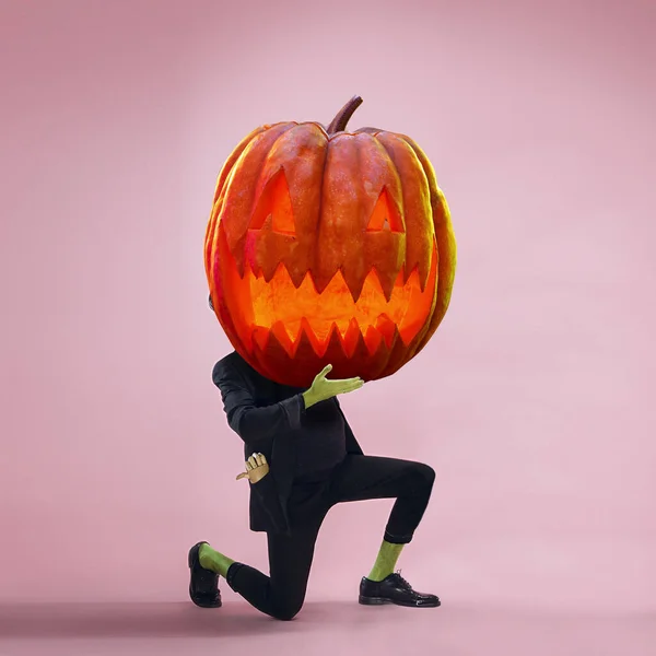 Collage d'arte contemporanea. Uomo diretto di inquietante zucca di Halloween isolato su sfondo chiaro, la notte della paura. Vacanza, concetto di tradizioni festive — Foto Stock