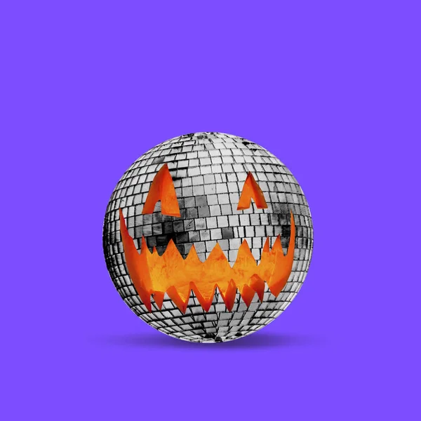 Effrayant Halloween citrouille comme une grosse boule de disco isolé sur fond violet, la nuit de la peur. — Photo