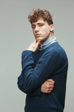 Kafkas adam portresi 70 'ler, 80' ler modası Gri stüdyo arka planında izole edilmiş reklam için kopyasal alan.