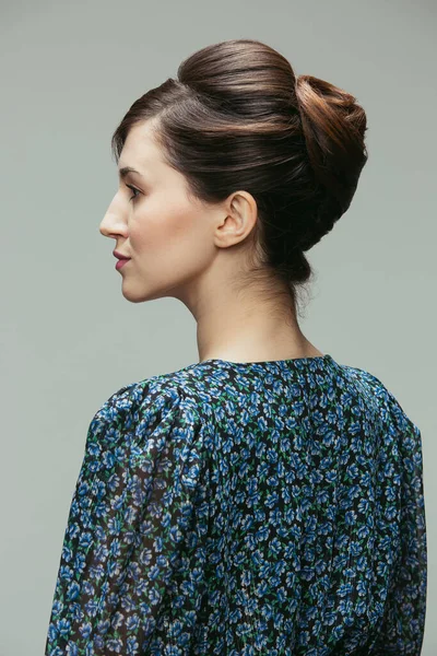 Halblanges Porträt eines jungen Mädchens im Retro-Stil, Mode der 70er, 80er Jahre isoliert auf grauem Studiohintergrund mit Kopierplatz für Werbung. — Stockfoto