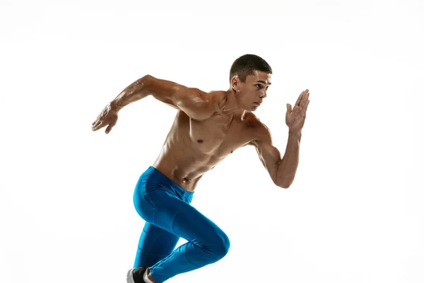 Primer plano de atleta masculino profesional caucásico, entrenamiento de corredor aislado en el fondo blanco del estudio. Hombre musculoso y deportivo. Concepto de deporte, estilo de vida saludable —  Fotos de Stock