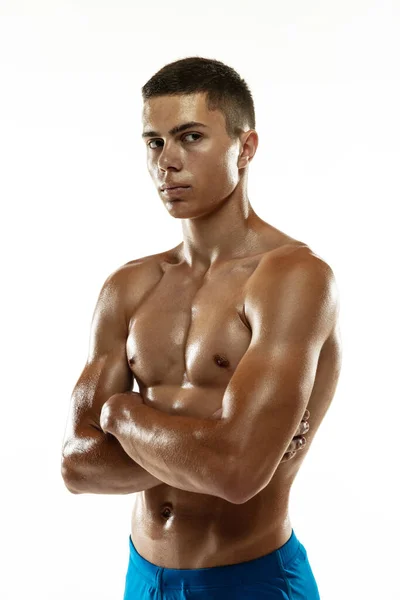 Retrato de joven musculoso, atleta masculino, corredor aislado sobre fondo blanco del estudio. Concepto de deporte, estilo de vida saludable. Poder y belleza — Foto de Stock