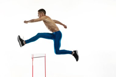 Engelli koşu. Genç erkek atlet, koşan, atlayan, beyaz stüdyo arka planında yalnız atlayan. Kaslı, sportif bir adam. Spor anlayışı, sağlıklı yaşam tarzı