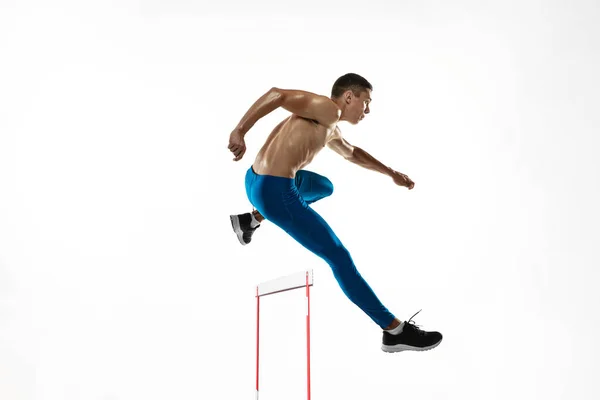 Acércate. Joven atleta masculino, corredor corriendo, saltando aislado sobre fondo blanco del estudio. Hombre musculoso y deportivo. Concepto de deporte, estilo de vida saludable —  Fotos de Stock