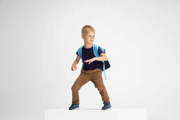 Πορτρέτο του χαριτωμένου Καυκάσιου αγοριού προσχολικής ηλικίας απομονωμένο σε λευκό φόντο στούντιο. Copyspace για διαφήμιση. Παιδική ηλικία, εκπαίδευση, έννοια συναίσθημα — Φωτογραφία Αρχείου