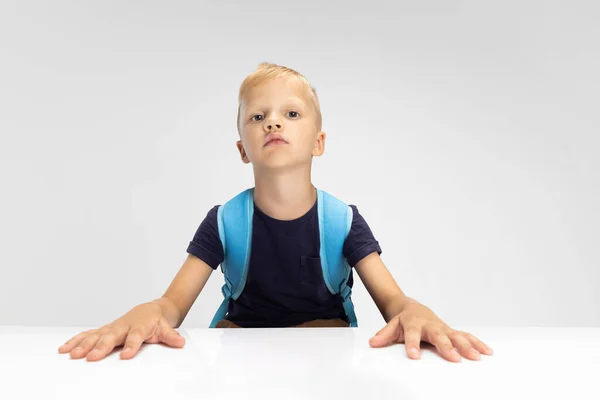 Großaufnahme kaukasischen Vorschuljungen isoliert auf weißem Studiohintergrund. Copyspace für Werbung. Kindheit, Bildung, emotionales Konzept — Stockfoto