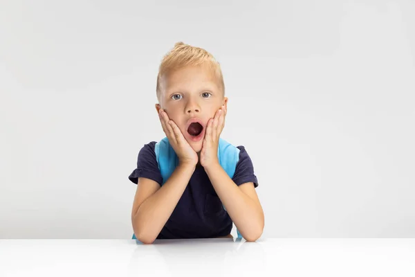 Närbild kaukasiska förskola pojke isolerad på vit studio bakgrund. Copyspace för annons. Barndom, utbildning, emotion koncept — Stockfoto