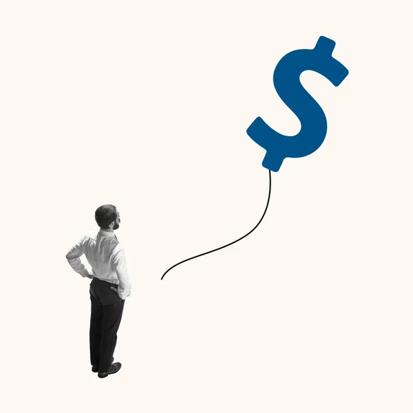 Jongeman, zakenman staat en kijkt met spijt naar het wegvliegen van inkomen, teken van dollar. Concept van financiën, economie. — Stockfoto