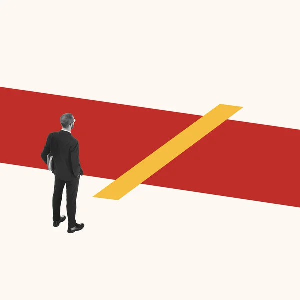 Jovem, analista financeiro ou trabalhador estranho escolhendo o caminho isolado no fundo vermelho branco. Colagem, ilustração — Fotografia de Stock