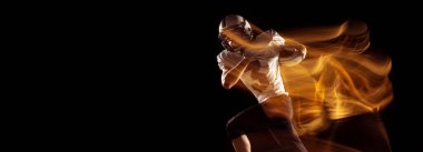 Amerikalı futbolcu eğitimi almış genç bir adamla el ilanı. Karanlık stüdyo arka planında izole edilmiş ve karışık neon ışığı var. Spor, rekabet ve güzellik kavramı