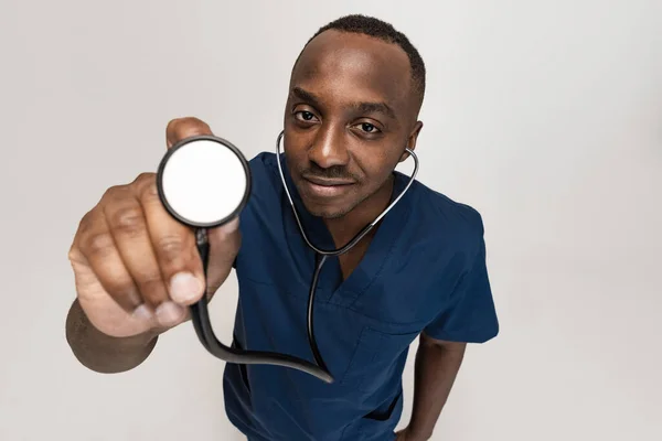 Afrikalı genç bir doktor, terapi uzmanı ya da tıbbi danışman. Komik mim duyguları. Sağlık sigortası, tıbbi bakım ve mizah anlayışı. Yakın plan. — Stok fotoğraf