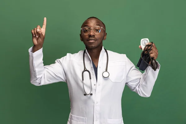 Imagen de joven médico africano, consejero terapéutico o médico isoaltado sobre fondo verde. Concepto de salud, cuidado y medicina. Primer plano — Foto de Stock