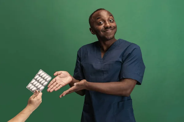 Imagen de joven médico africano, consejero terapéutico o médico isoaltado sobre fondo verde. Concepto de salud, cuidado y medicina. Primer plano — Foto de Stock