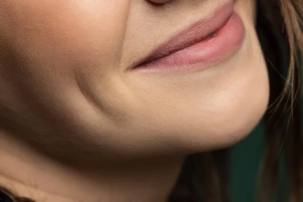 Bibir indah perempuan close-up, mulut terisolasi di atas latar belakang studio hijau gelap. Keindahan alam, kebugaran, kulit yang baik, konsep kosmetik herbal — Stok Foto