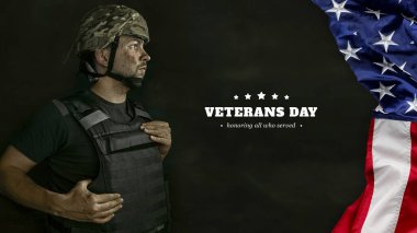 Göreve bağlılık. Tebrik kartı tasarımı, Gaziler Günü posteri, Anma Günü. Amerikan bayrağının yanındaki yakın plan Amerikalı erkek asker gri arka planda izole edilmiş..