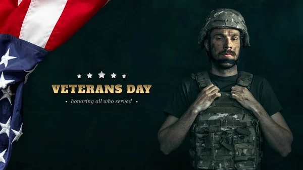 Onore. Design per biglietto di auguri, poster per il giorno dei veterani, Memorial day. Primo piano soldato americano maschio accanto alla bandiera degli Stati Uniti isolato su sfondo grigio — Foto Stock