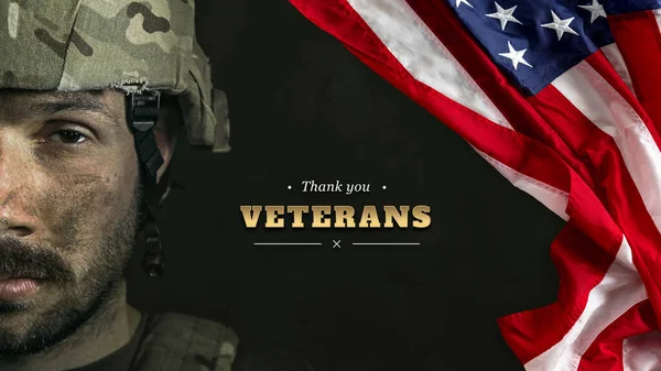 海报，退伍军人的横幅纪念日，阵亡将士纪念日。在灰色背景下被隔离在美国国旗旁边的特写美国士兵. — 图库照片