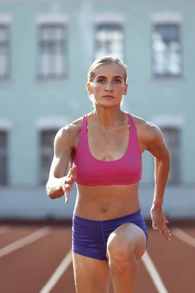 Gros plan athlète professionnelle féminine, entraînement de finaliste au stade public, terrain de sport ou terrain de jeu en plein air. Concept de mode de vie sain, sport professionnel, bien-être — Photo