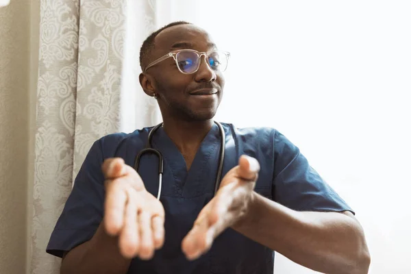 Un joven médico africano, consejero terapéutico o médico utilizando portátil, consultoría en línea. Concepto de salud, cuidado, medicina y ocupación profesional —  Fotos de Stock